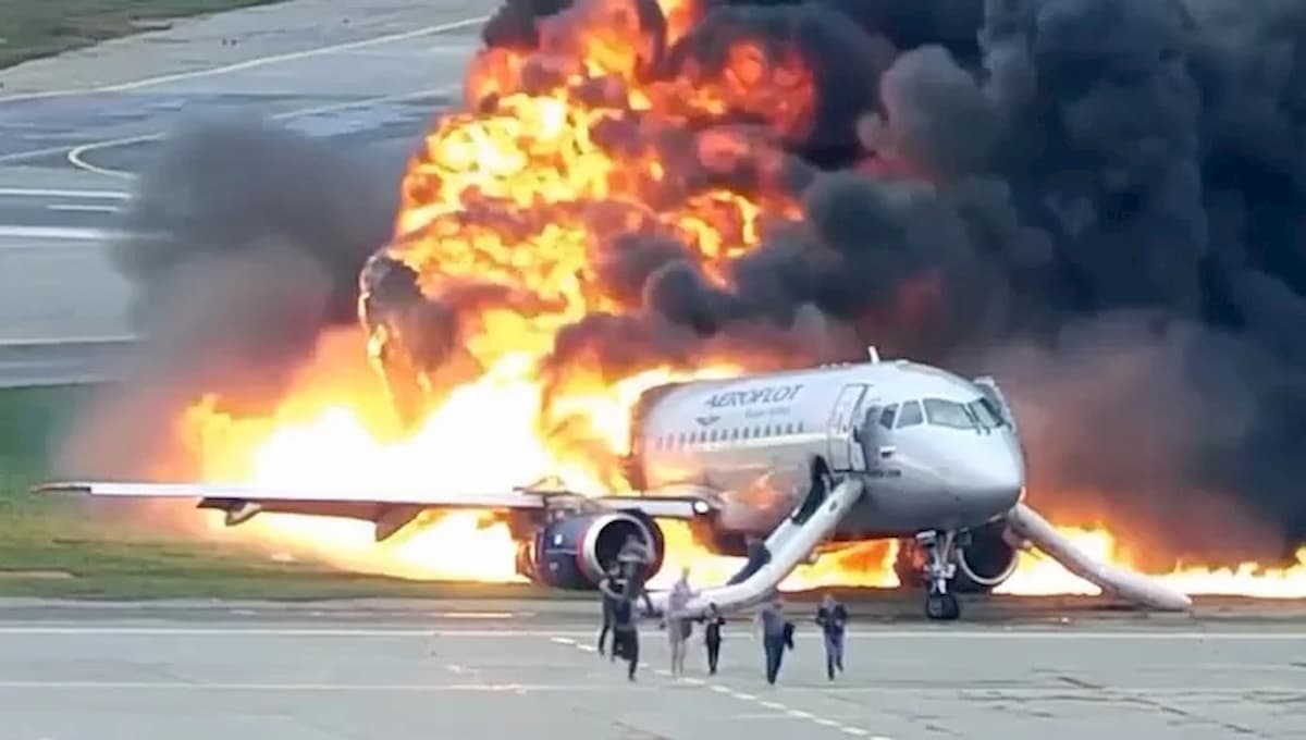 Aereo in fiamme atterra, poi la fuga dei passeggeri. Il video dell’incidente a Mosca
