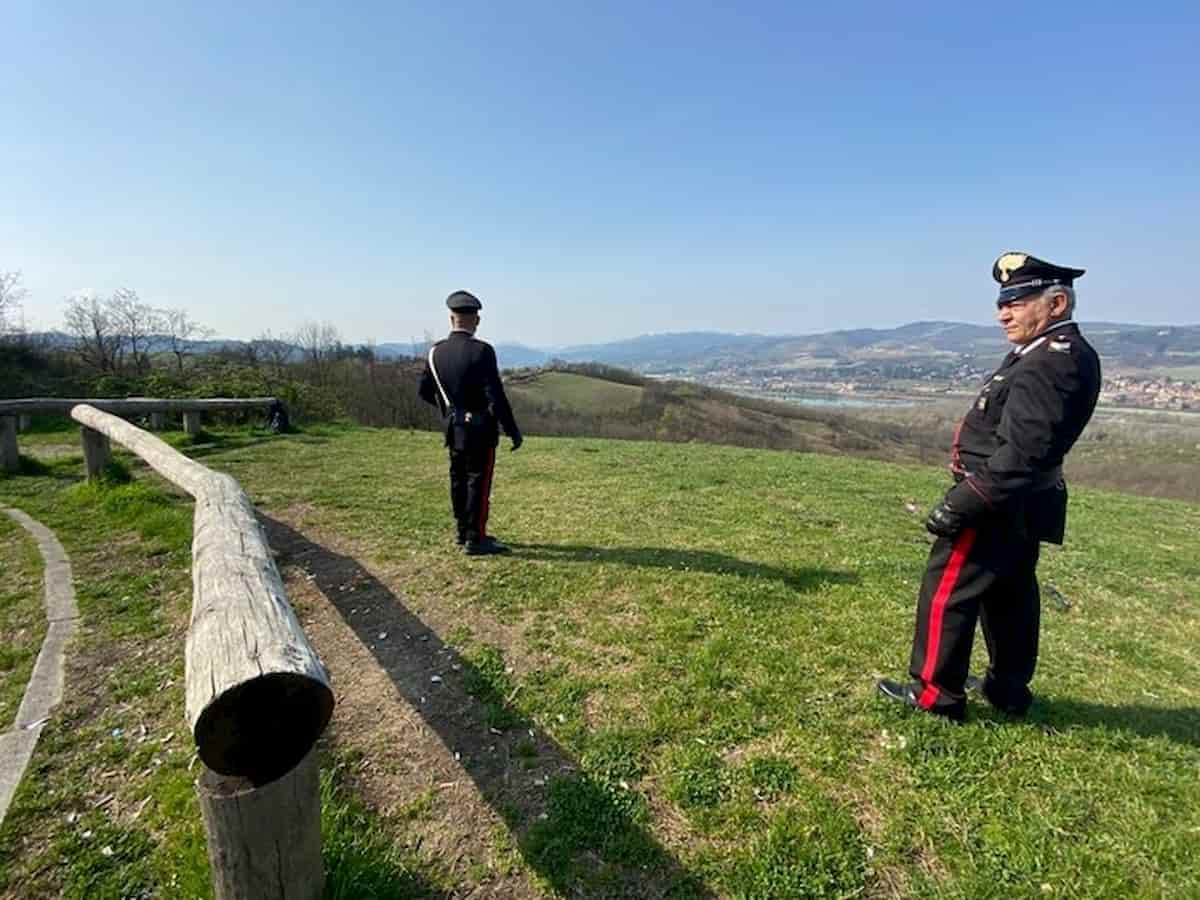 Sorpresa mentre prende il sole al parco insulta i carabinieri: "Cornuti fascisti"