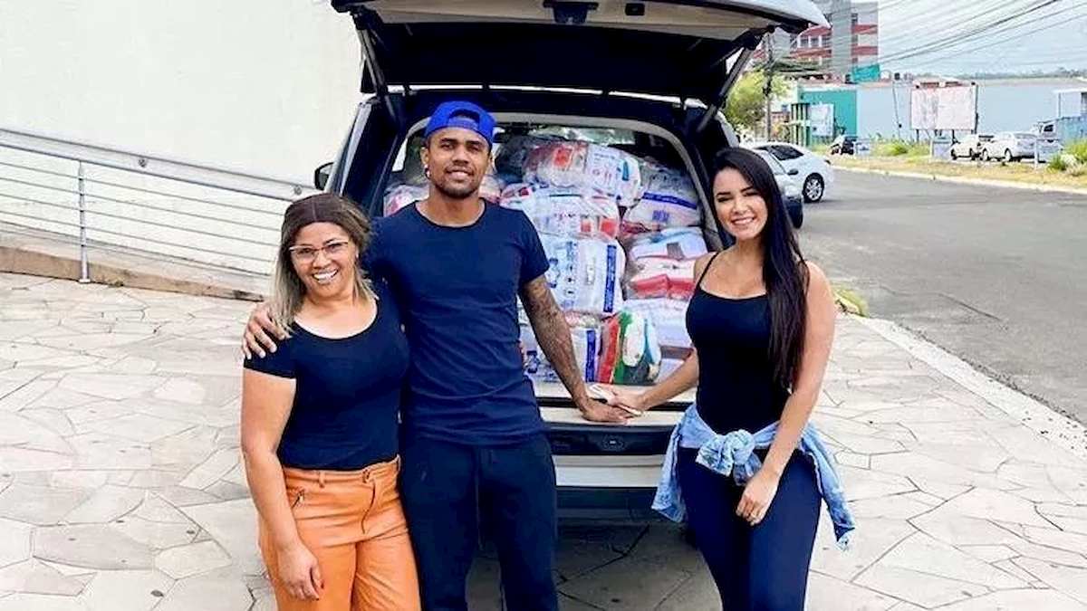 Coronavirus, Douglas Costa fa la spesa e la porta ai più bisognosi