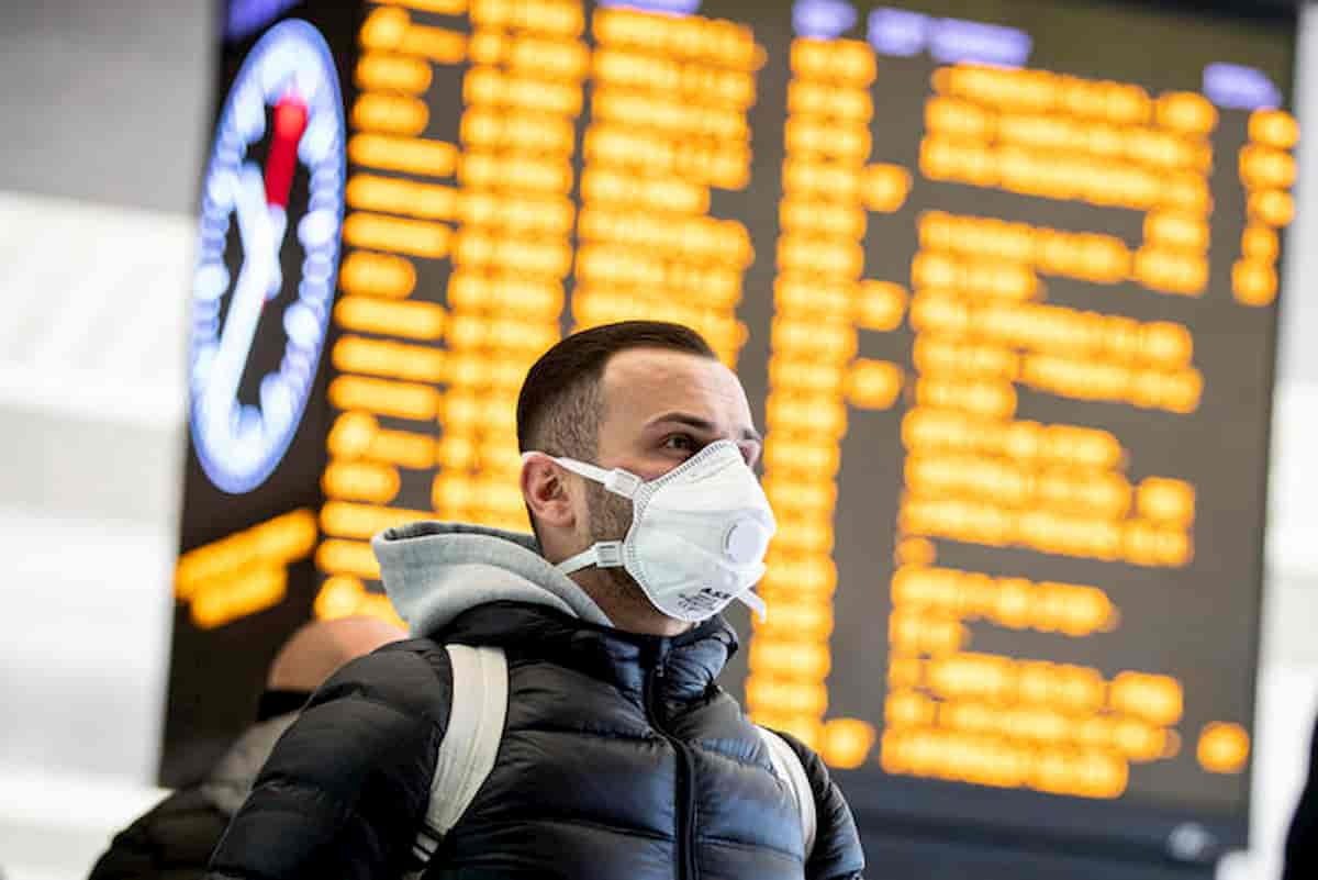 Coronavirus Italia. Mascherine chirurgiche prezzo giusto è 2,5 euro. Se le vendono a cinque...