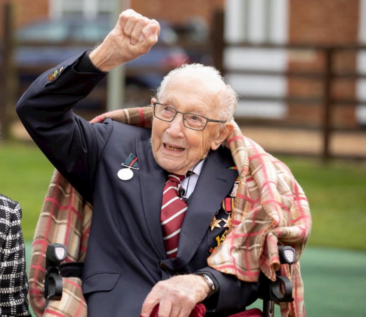 Gran Bretagna, il colonnello Tom Moore compie 100 anni e raccoglie 31 milione di sterline per il SSN
