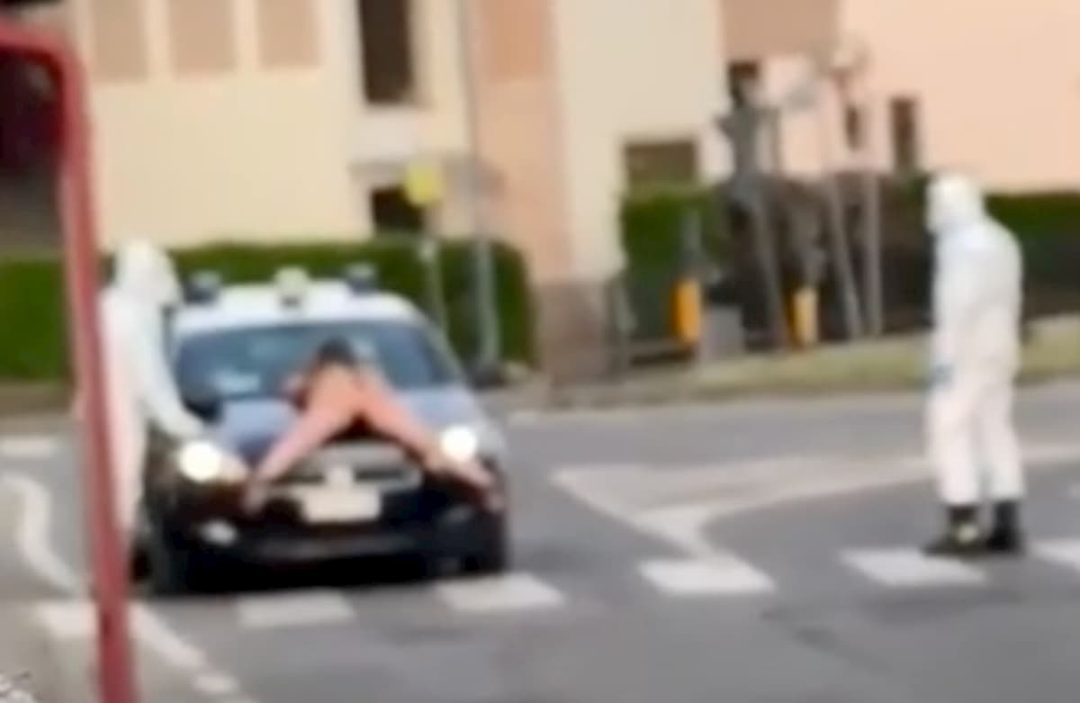 Borgotrebbia (Piacenza), donna senza vestiti si sdraia sul cofano dell’auto dei carabinieri