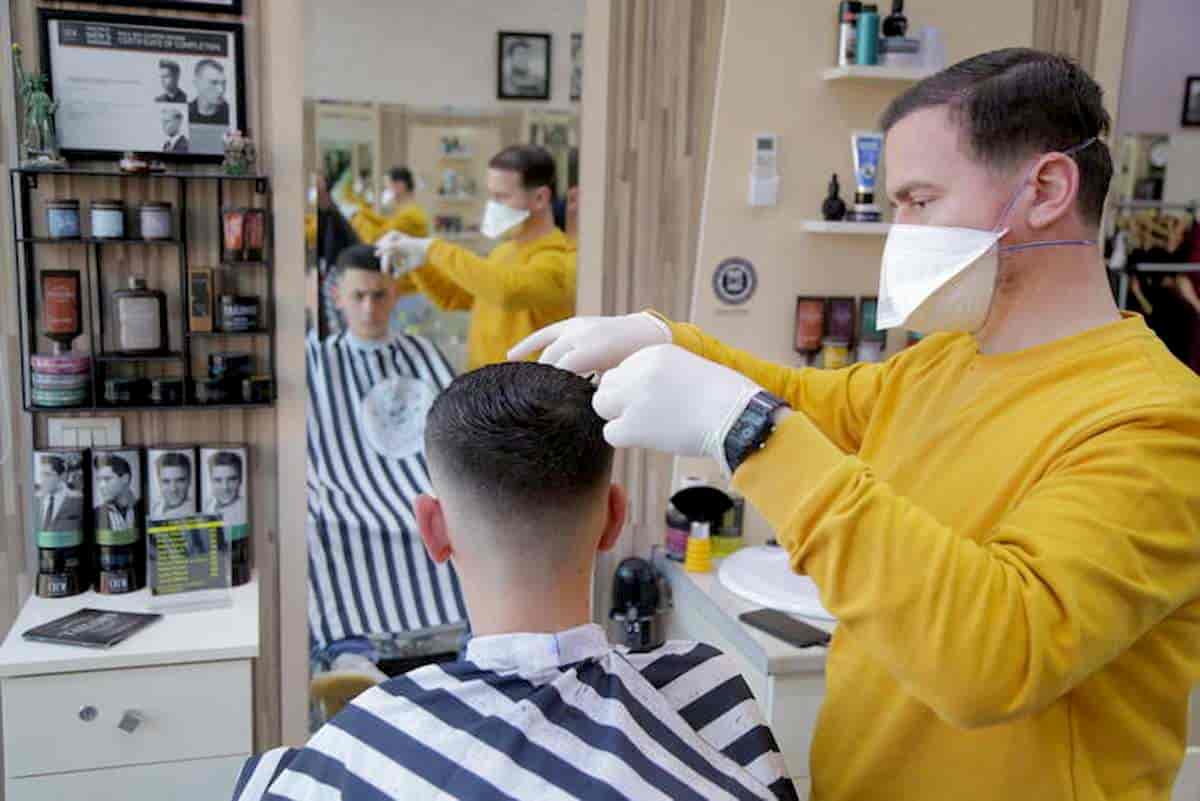 Fase 2 18 maggio. Barbieri e parrucchieri, shampoo obbligatorio. Quanto costerà?