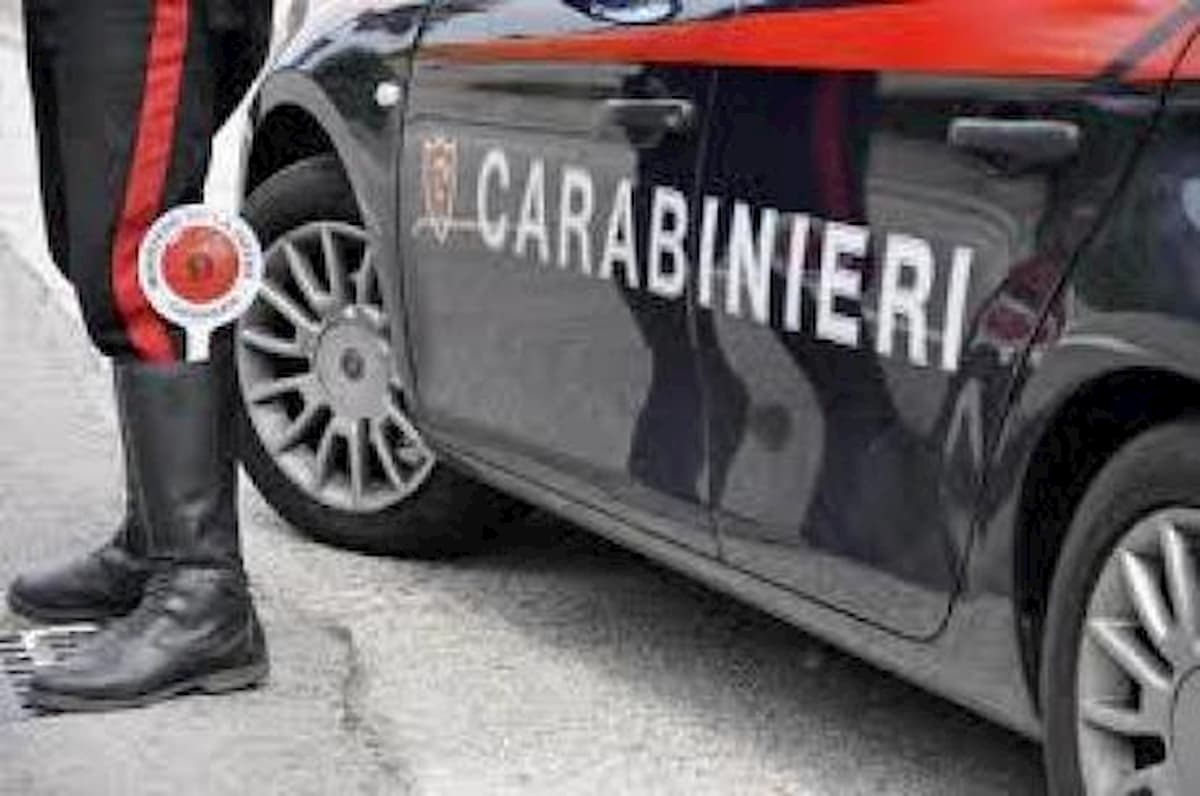 Pontedera, fermato in auto trascina il carabiniere che tenta di aprire la portiera