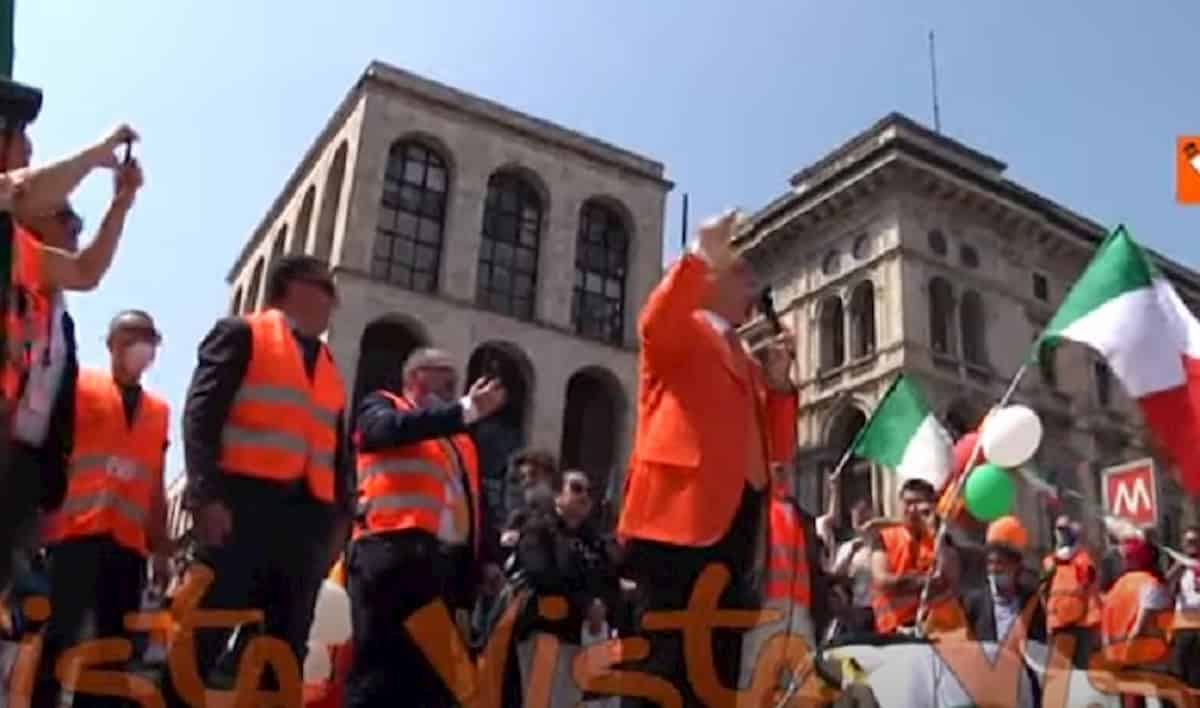 Gilet arancioni a Milano, manifestazione senza distanziamento: slogan contro mascherine e vaccini VIDEO
