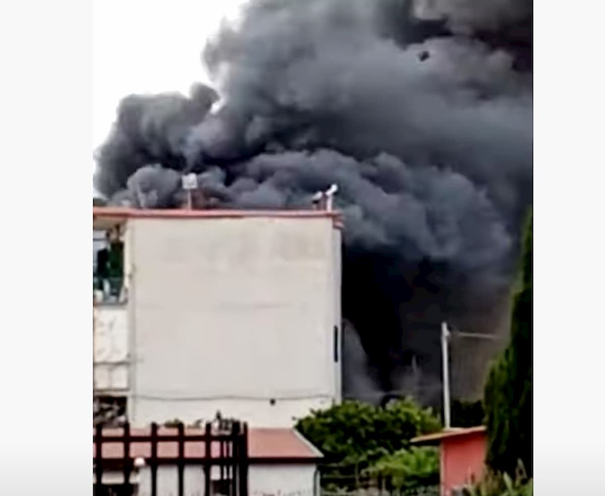 Napoli, incendio in un deposito di prodotti ortofrutticoli a Soccavo VIDEO