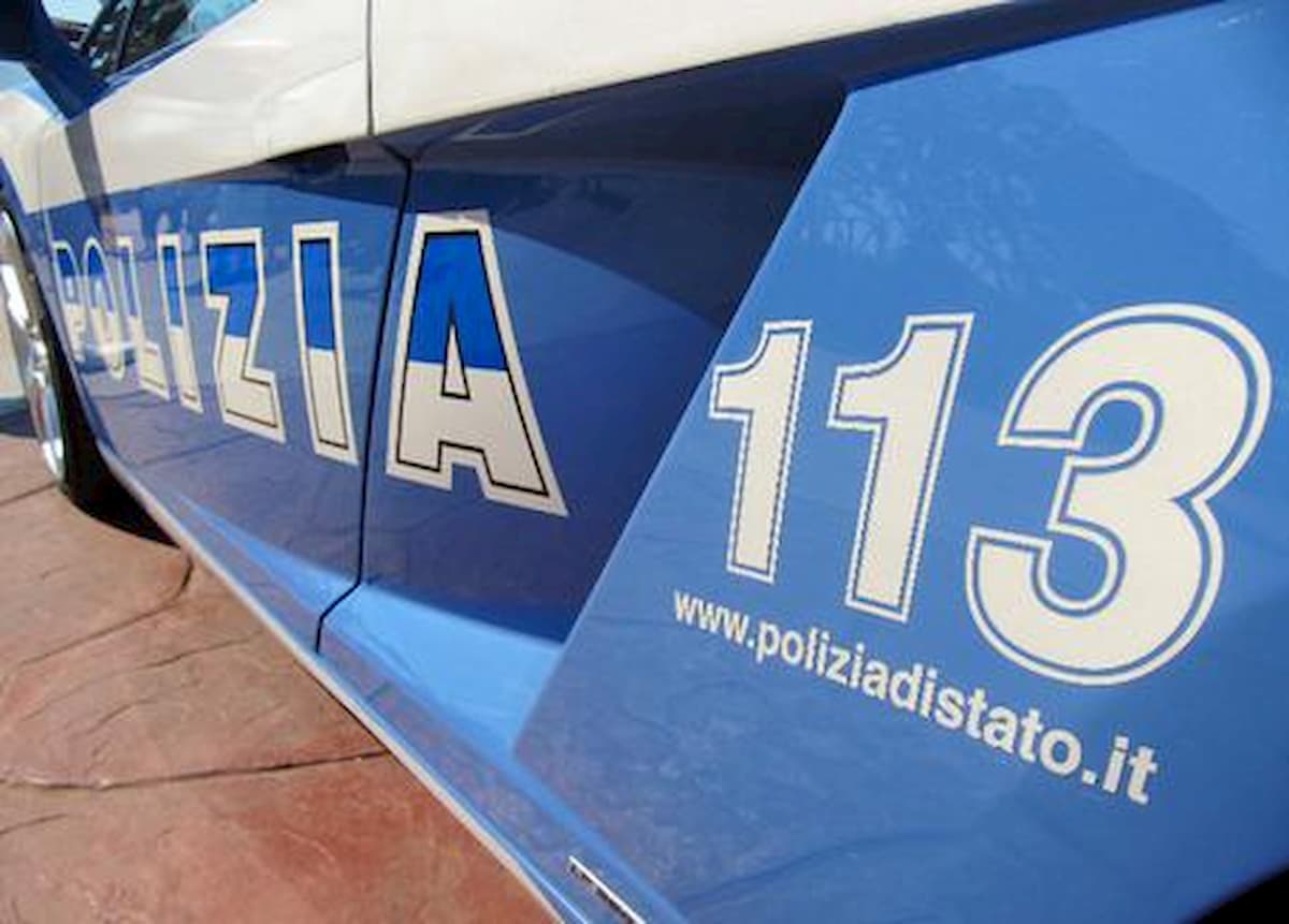Cremona, senza mascherina e guanti sul bus: giovane redarguita insulta altri passeggeri. Interviene la Polizia