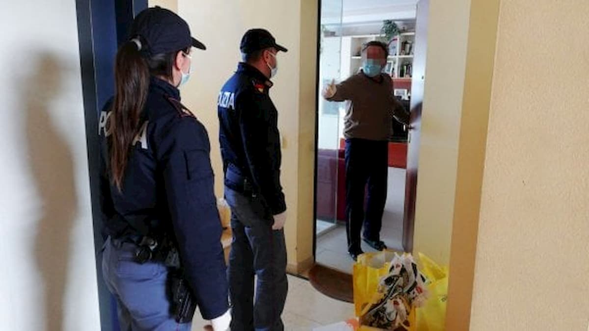 Torino, rimane senza lavoro e minaccia il suicidio. La polizia lo salva e gli fa la spesa