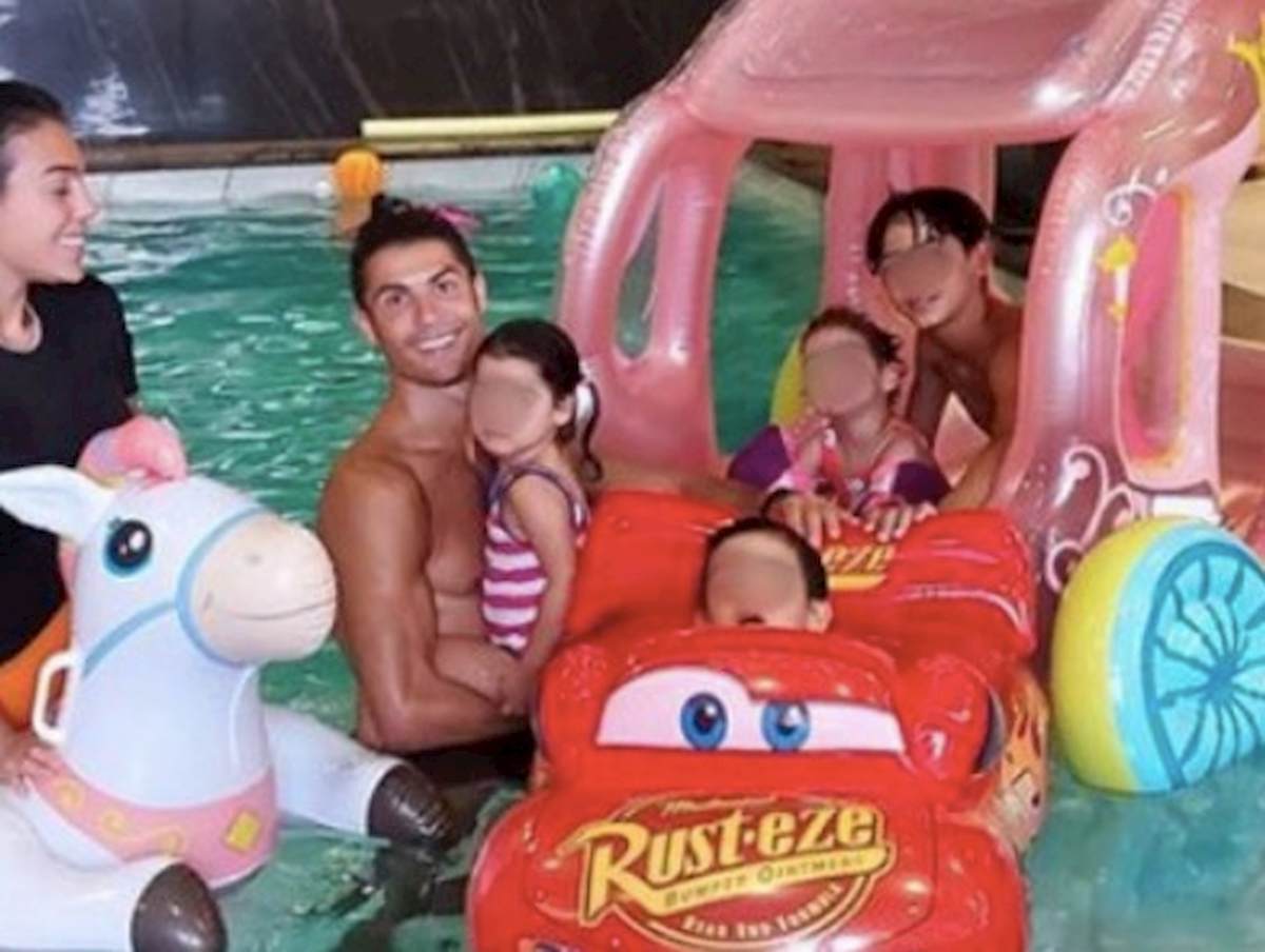 E' già estate per Cristiano Ronaldo, la foto in piscina con Georgina e figli