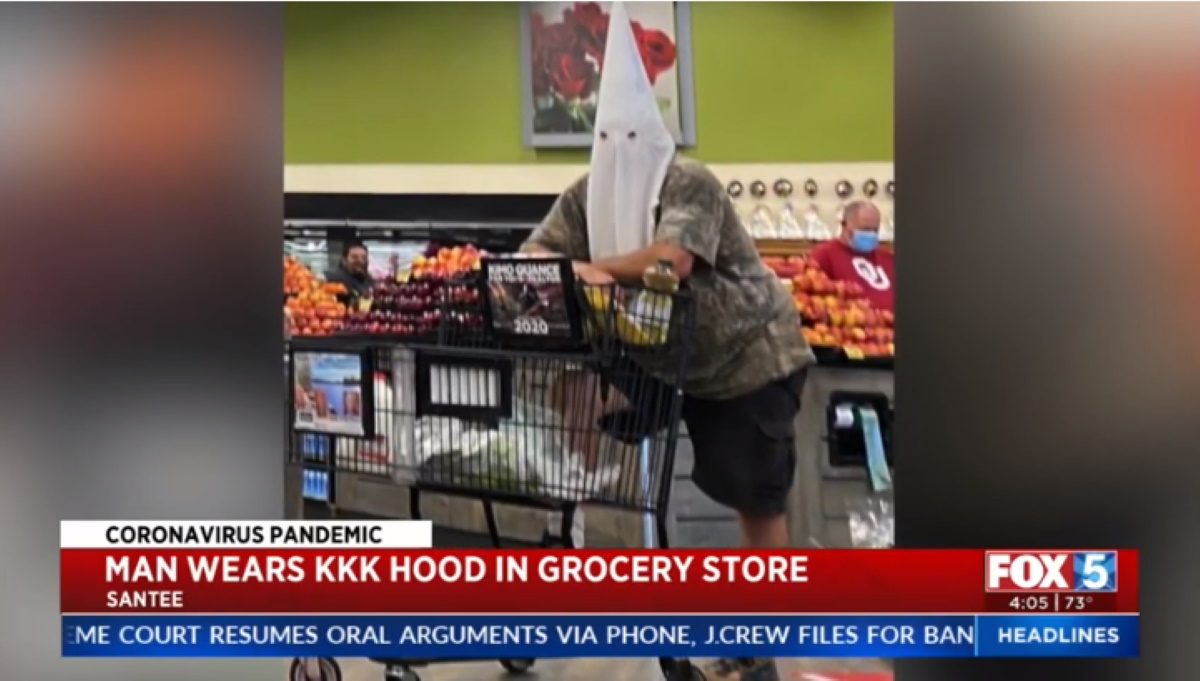 Coronavirus cappuccio Ku Klux Klan dentro al supermercato