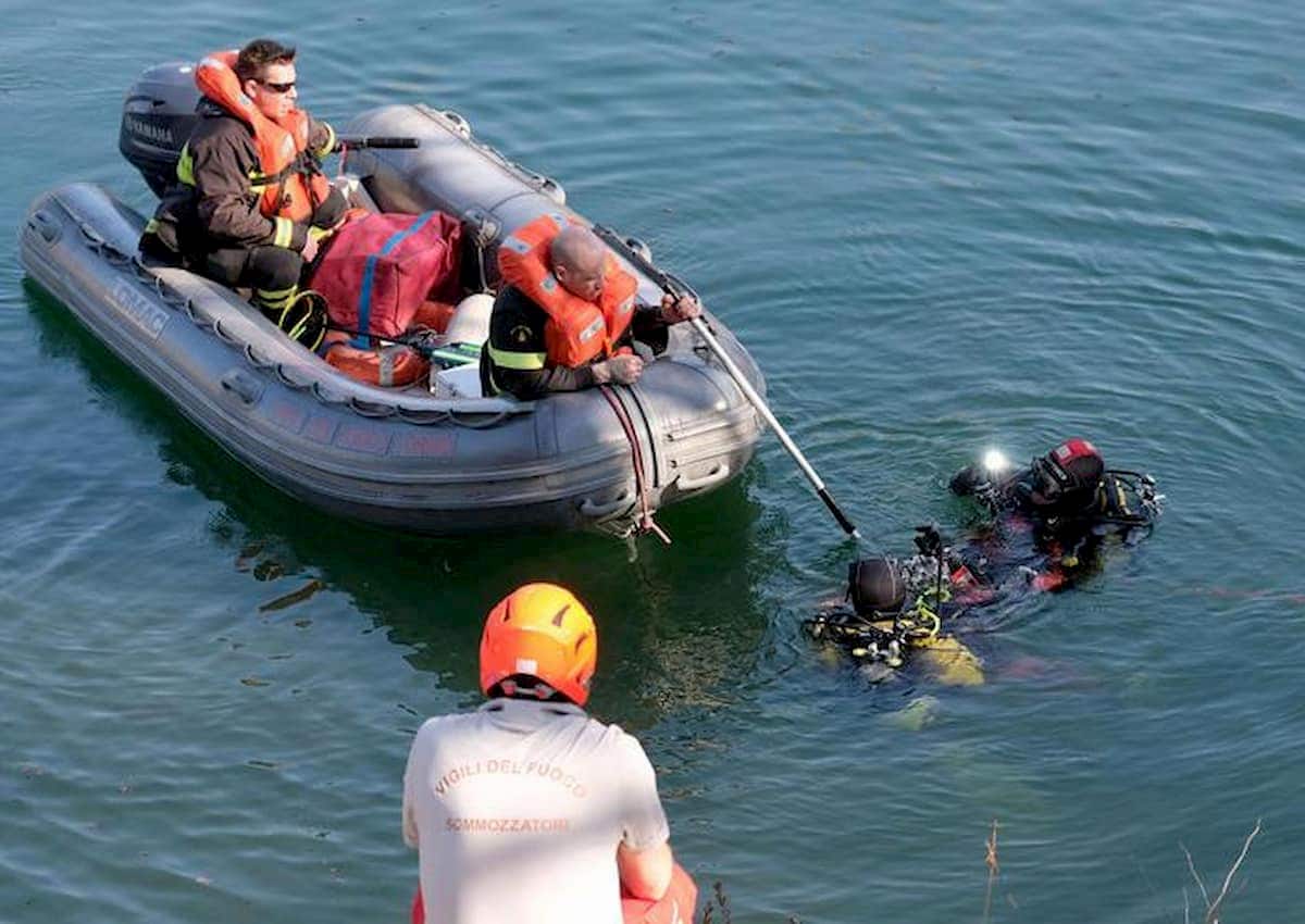 Como, auto sbanda e finisce nel lago: muore una 24enne