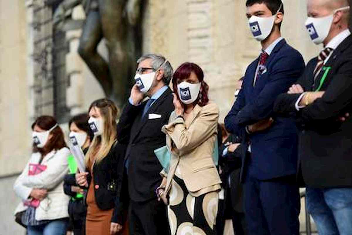 Bergamo, 50 in fila alla Procura: "E' il Denuncia Day, così abbiamo perso nostri cari per coronavirus"
