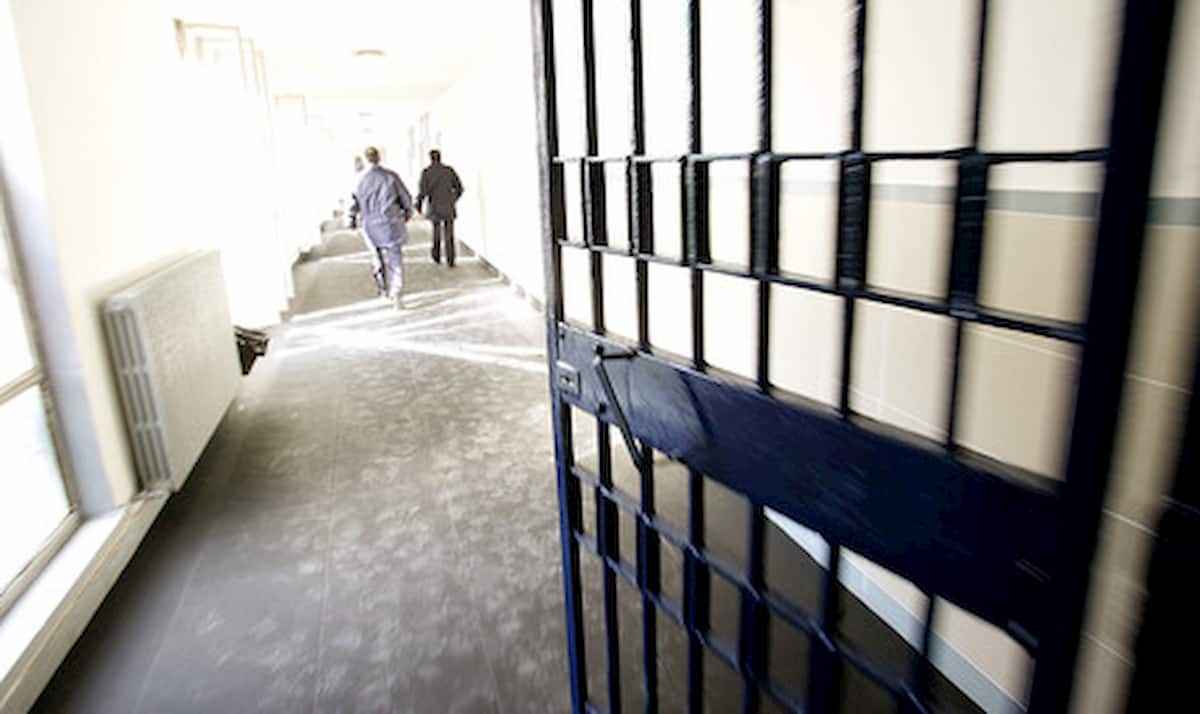 Coronavirus, l'allarme della polizia penitenziaria: "Contagi nelle carceri saliti del 600% in due settimane"