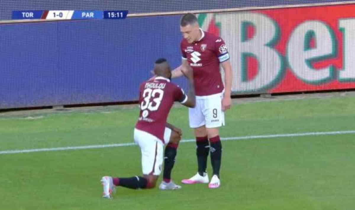 Torino-Parma, Nkoulou ha dedicato il gol a George Floyd e si è inginocchiato contro il razzismo