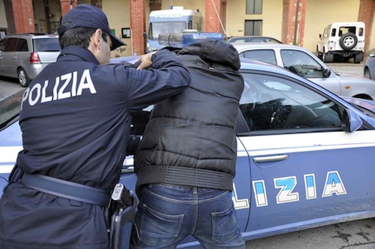 Napoli, picchia la madre e si barrica in casa col padre: arrestato 39enne