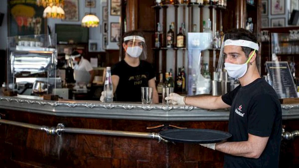 Bari, ragazzo positivo va a lavorare al ristorante: "Avevo paura di perdere il posto"