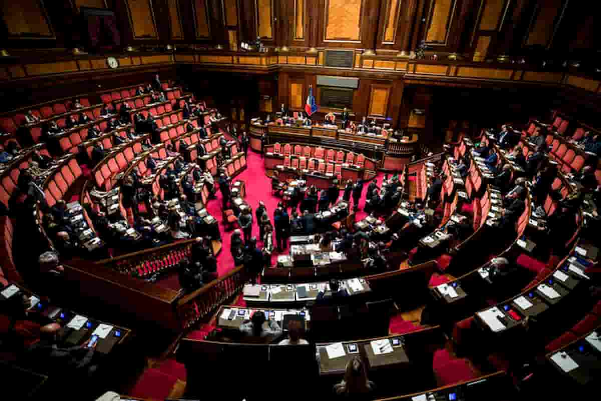 Taglio dei vitalizi agli ex parlamentari bocciato di notte in Senato: sfregio a M5s anche grazie a un'ex grillina
