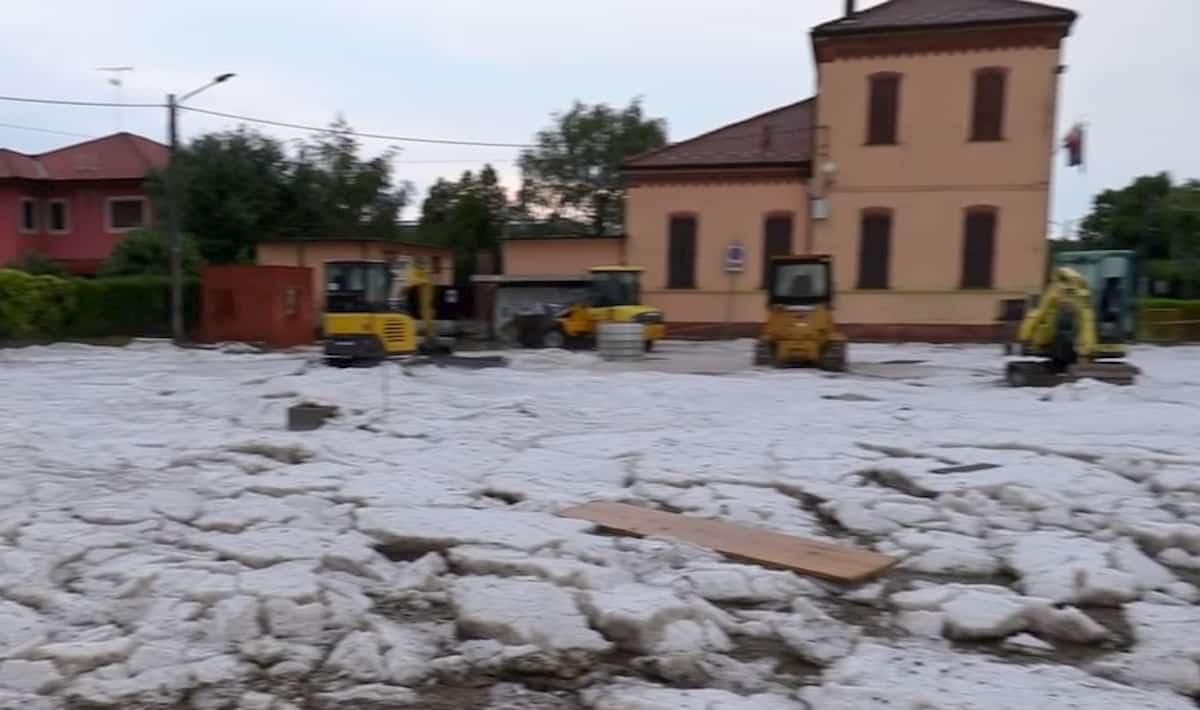 Maltempo, bomba d'acqua e grandine in provincia di Novara: a Suno strade imbiancate