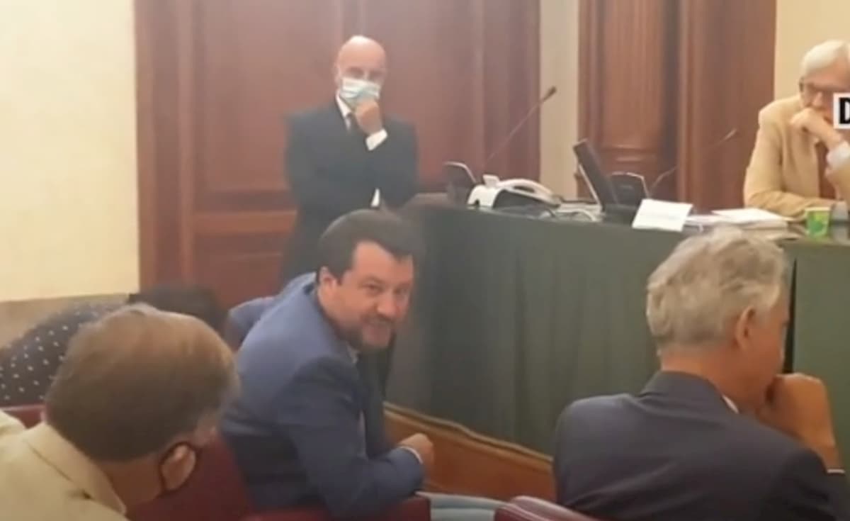 Salvini rifiuta di indossare la mascherina in Senato