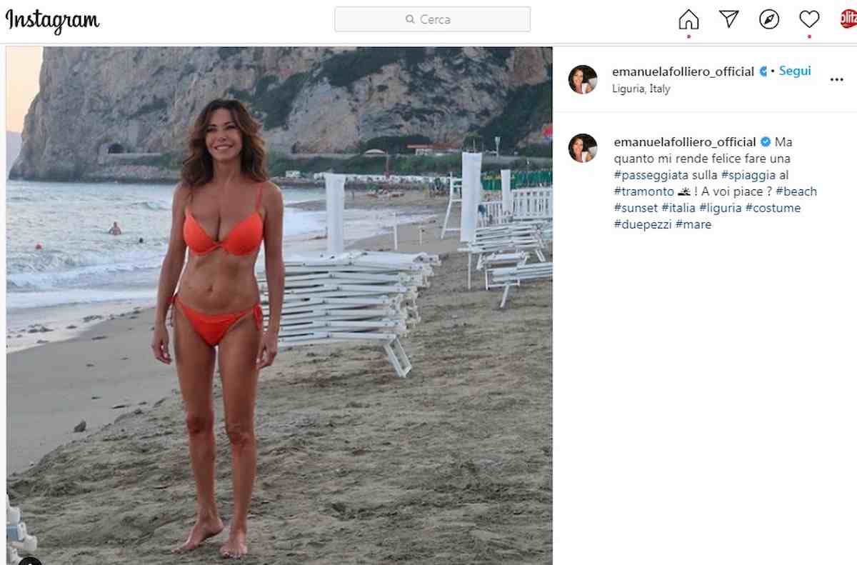 Emanuela folliero in bikini a 55 anni. Il costume è color rosso fuoco