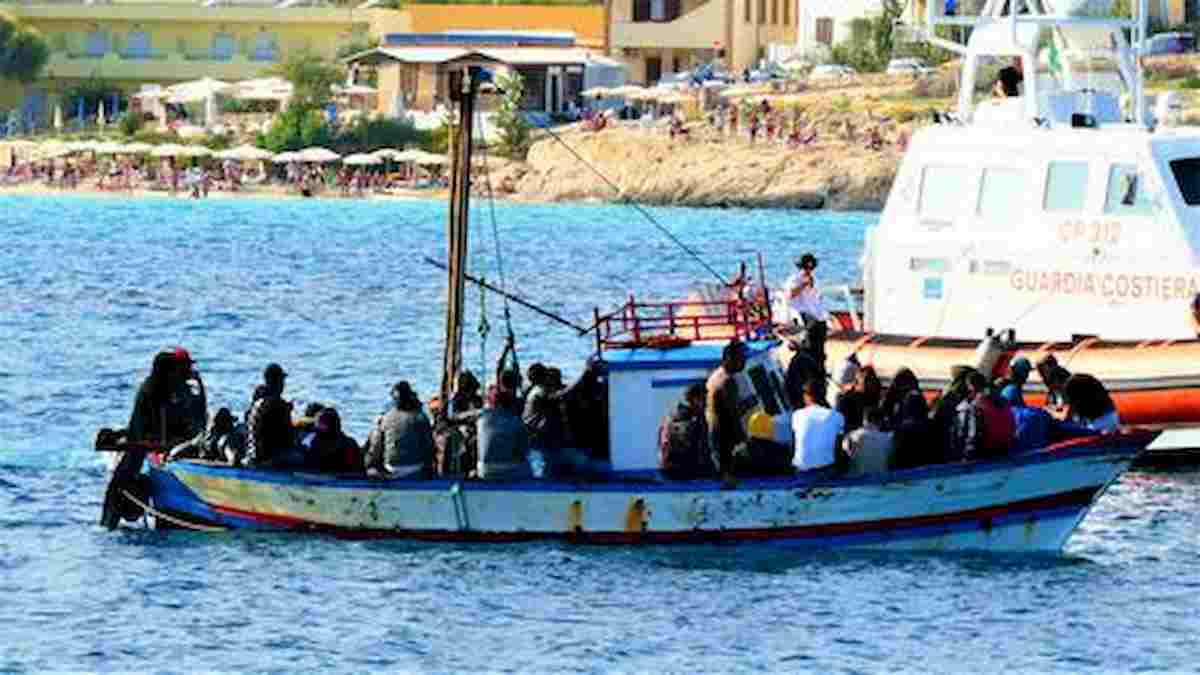 Migranti espulsi di ritorno: sbarcati di nuovo a Lampedusa, 19 arresti
