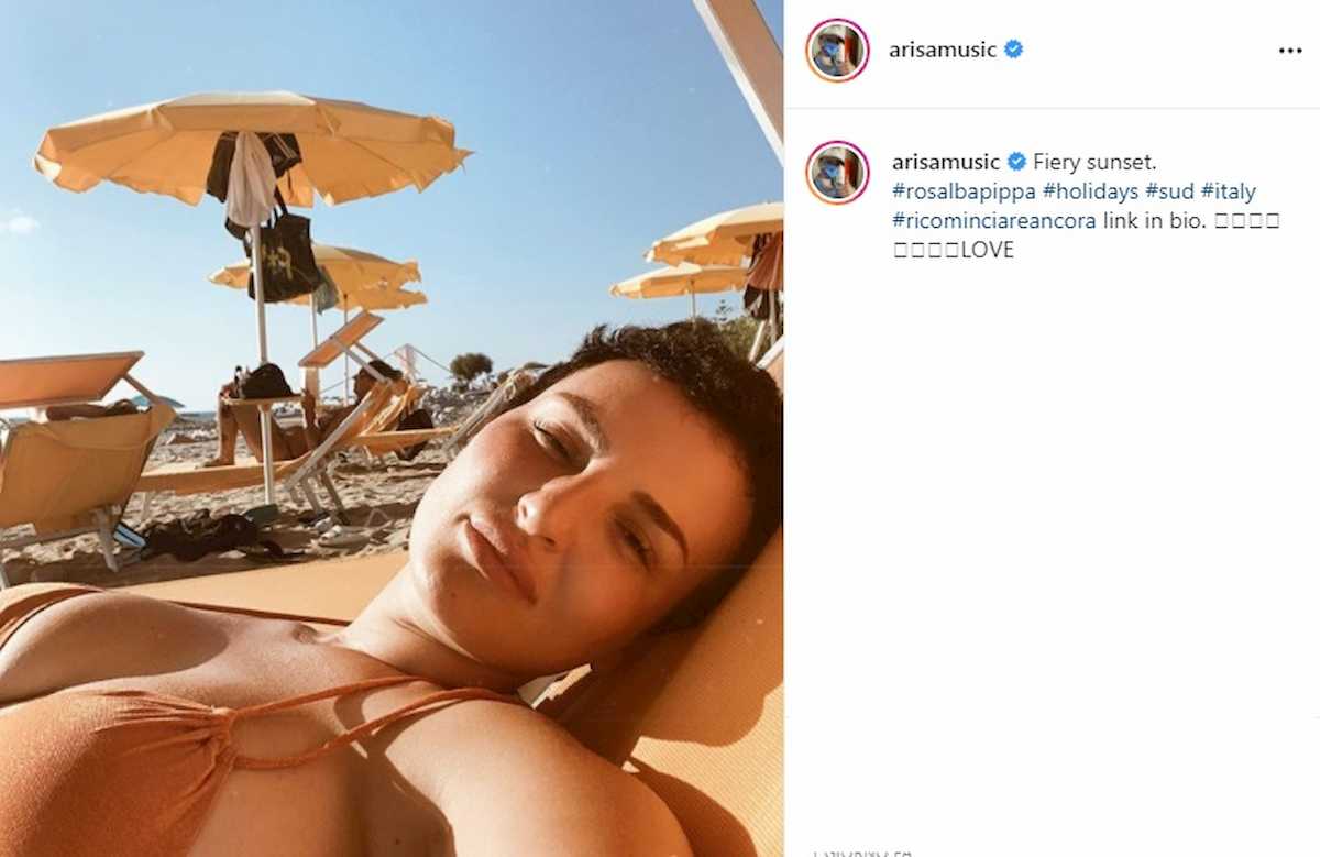 Arisa, selfie dal seno fino alle cosce: su Instragram contro il bodyshaming