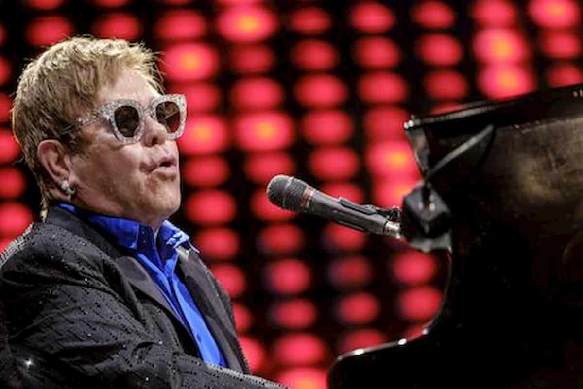 Elton John, il Codacons denuncia: "A Capri senza mascherina". Ma arrivano le smentite