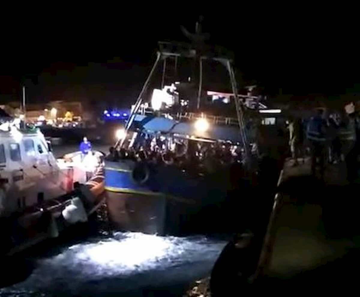 Migranti, maxi sbarco a Lampedusa