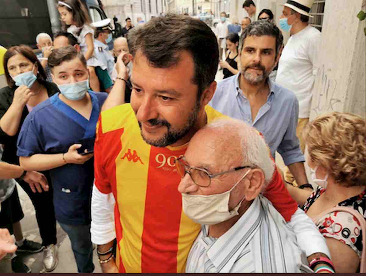 Maglia del Benevento a Salvini, la Curva Sud protesta: turpe gesto"