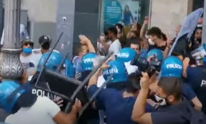 Salvini contestato a Cava de' Tirreni, volano sedie. Polizia carica VIDEO