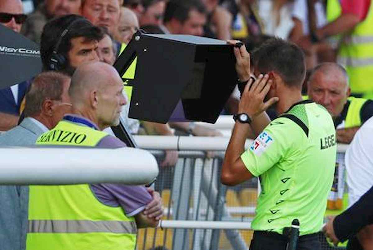 Var annulla due gol al Botafogo, il portiere Gatito Fernández distrugge il monitor con dei calci VIDEO YouTube