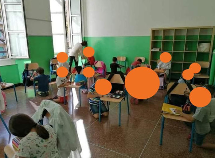 Genova, bambini in ginocchio a scuola