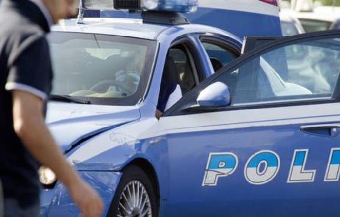 Roma, donna rompe la porta del commissariato e prende a pugni gli agenti