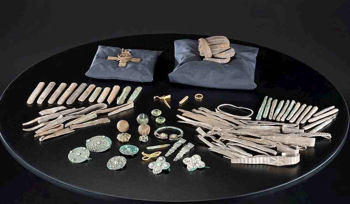 Galloway Hoard, il tesoro vichingo portato alla luce in Scozia: oro, gioielli e i primi filati di seta