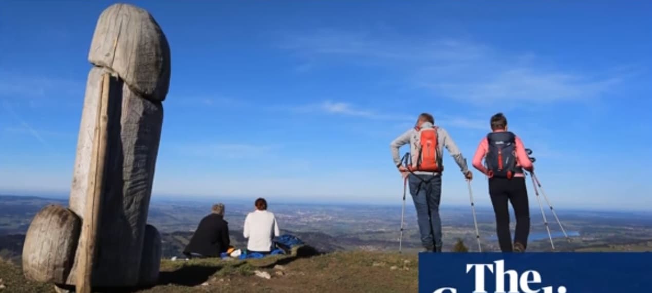 Statua di legno a forma di pene alta due metri scompare in Germania. Polizia apre indagine FOTO