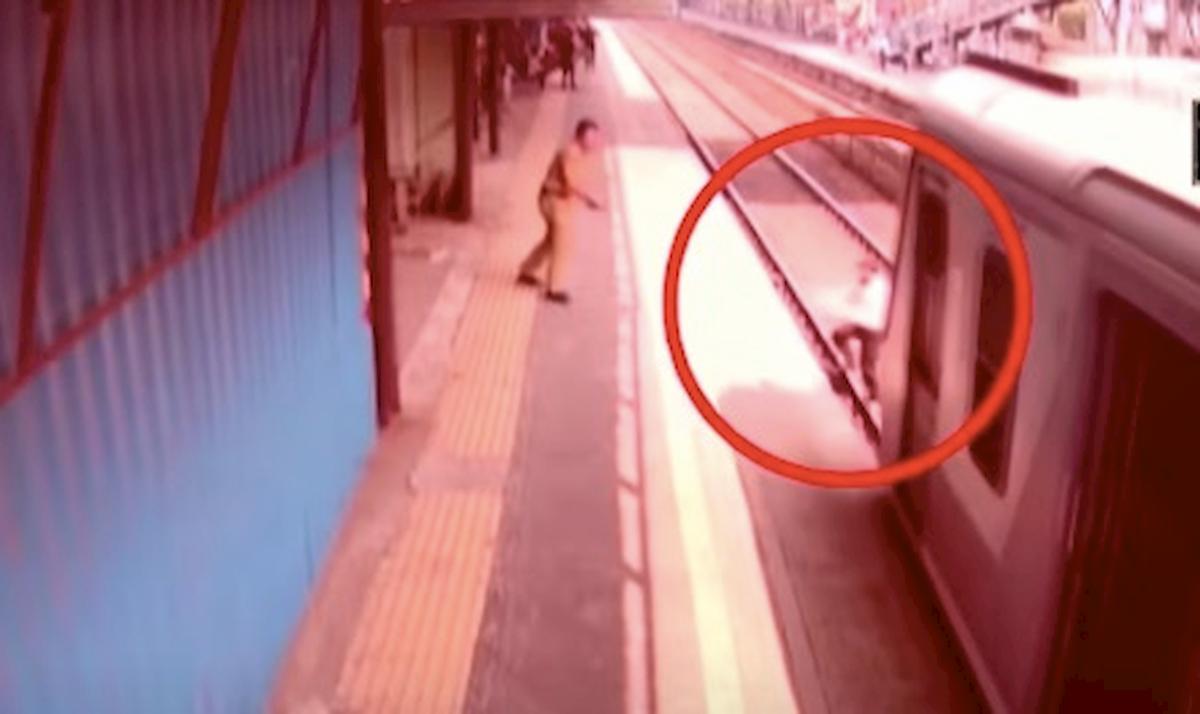 India, uomo rischia la vita per recuperare una scarpa sui binari: treno lo stava travolgendo VIDEO YOUTUBE