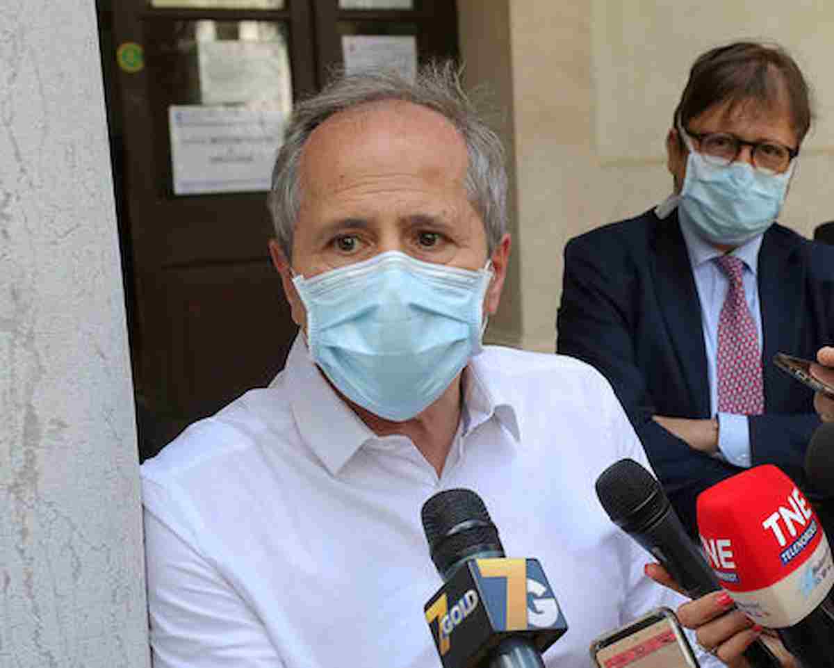 Andrea Crisanti critica il governo: "Centomila morti in Italia un disastro, difficile peggio"