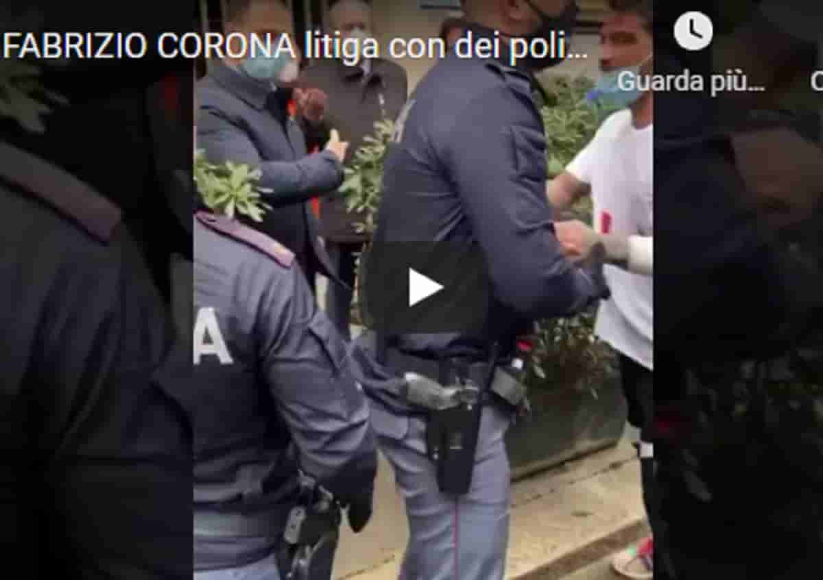 Fabrizio Corona rompe un vetro dell'ambulanza e se la prende con i poliziotti: "Andate via" VIDEO