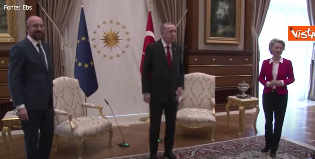 erdogan niente sedia d'onore per von der leyen perché donna: lasciata sul divano