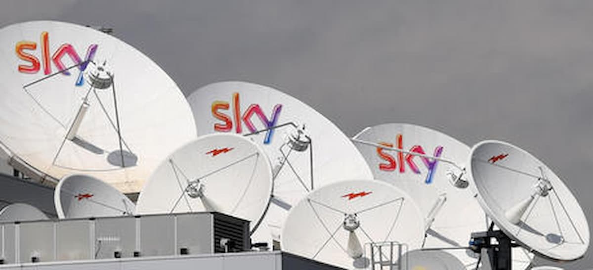 Sky ricorre all'Antitrust contro l'esclusiva Tim-Dazn per i diritti tv di serie A: "Lede la libertà dei consumatori"