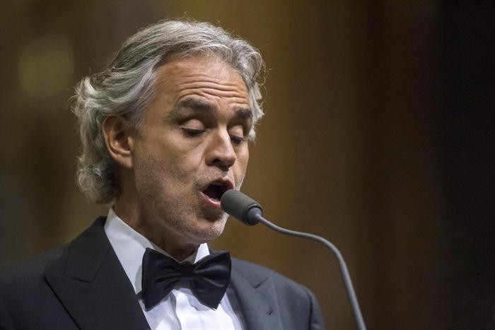 Andrea Bocelli chi è, età, dove e quando è nato, mogli, figli, vita privata, quando e come ha perso la vista, dove abita, biografia e carriera