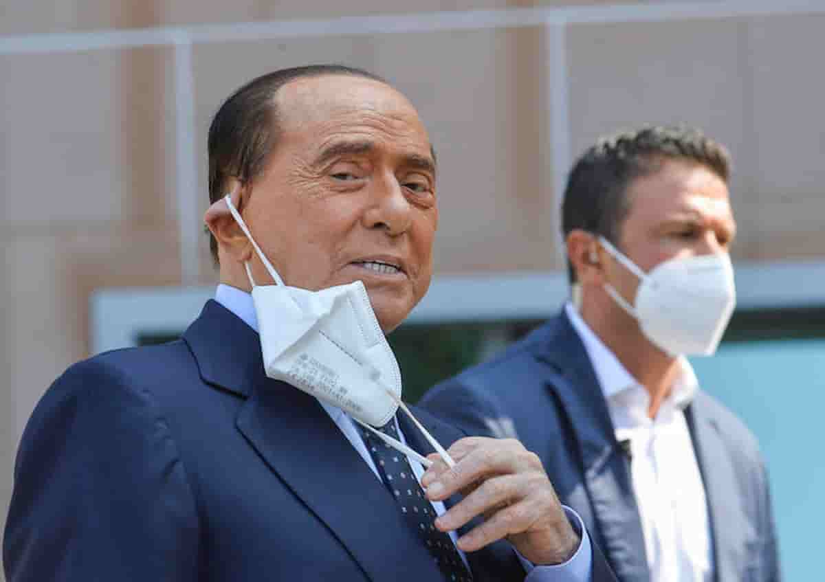 Berlusconi ricoverato in ospedale al San Raffaele: soliti controlli degli effetti del Covid