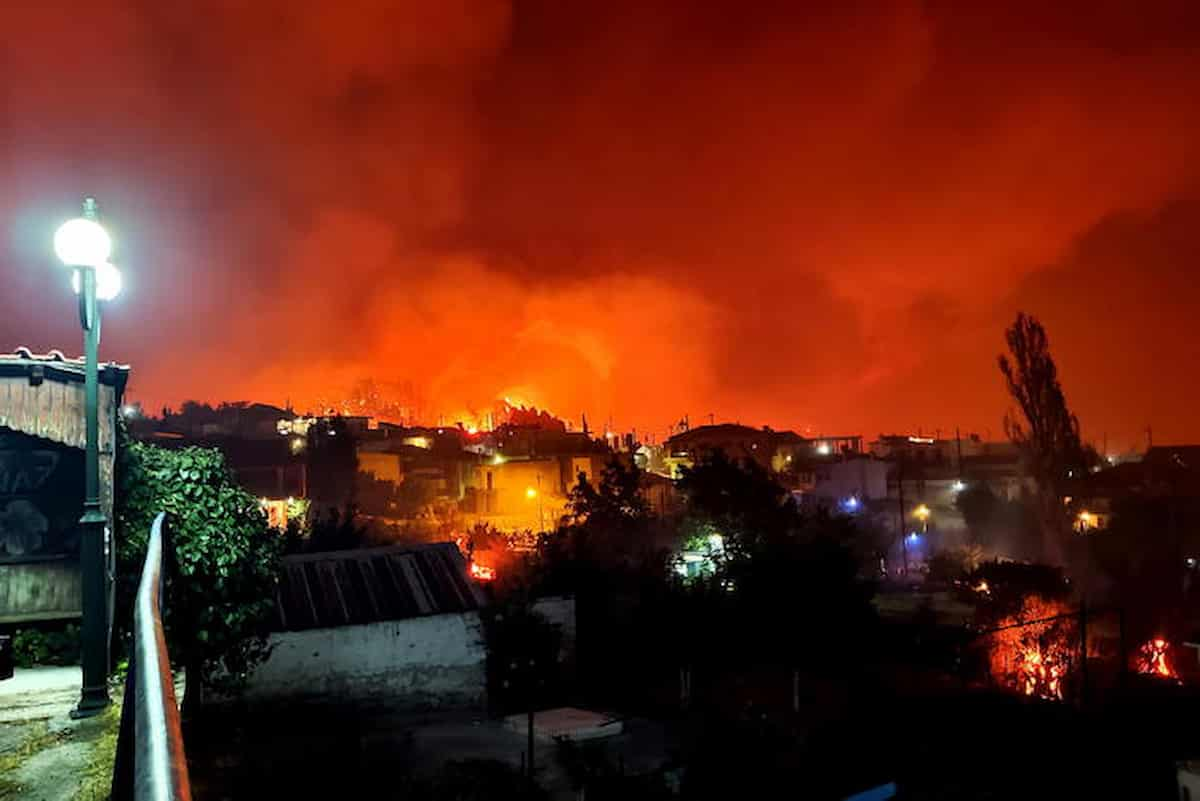 Incendi in Grecia, continua a bruciare l'Attica: oltre mille persone evacuate con i traghetti dall'isola di Evia