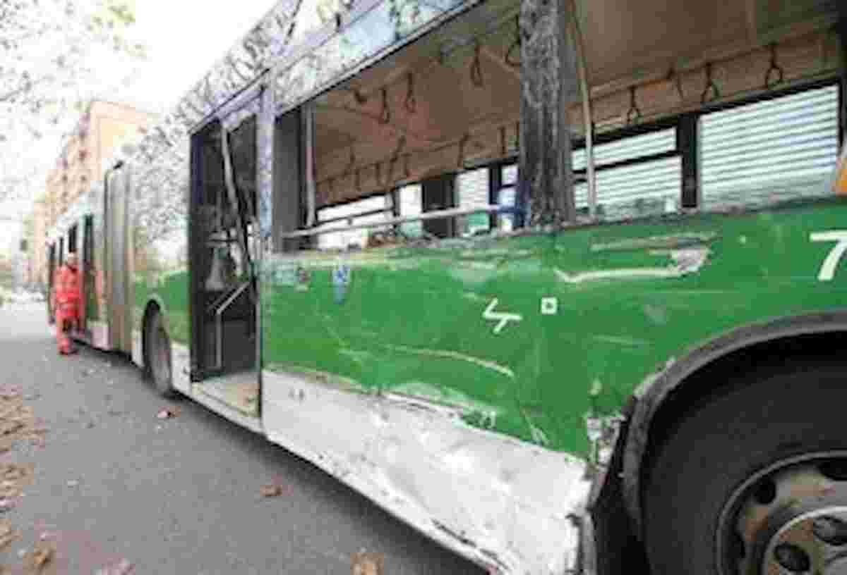 Milano, incidente tra filobus e auto (passata con il rosso) a via Renato Serra: 14 feriti VIDEO