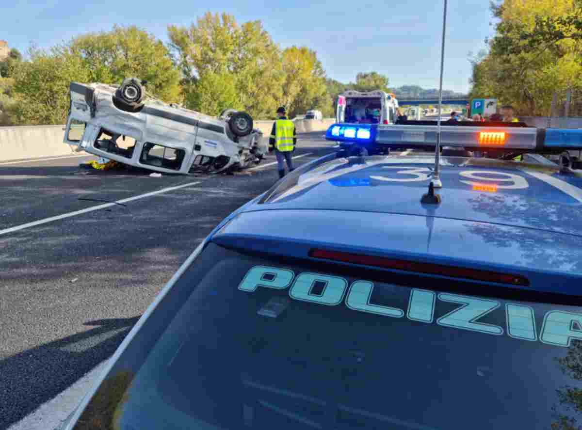 incidente a1 pulmino foto ansa