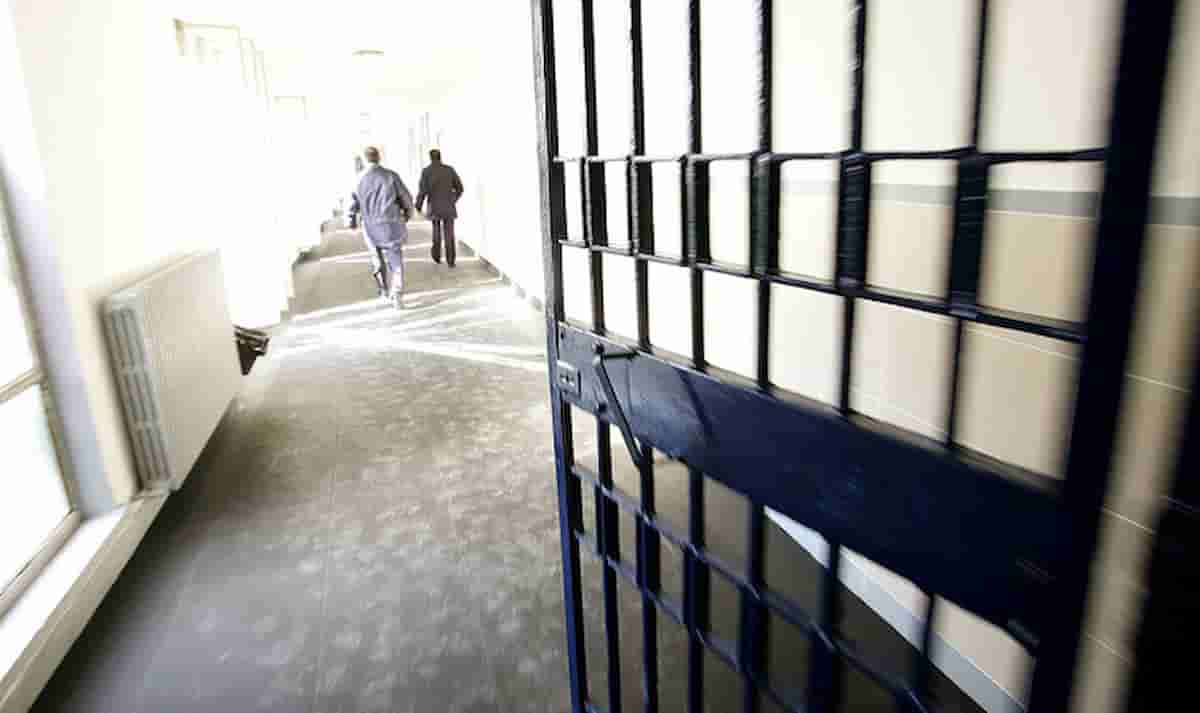 Detenuta transgender aggredita da tre uomini in cella: e i vice sceriffo stavano a guardare