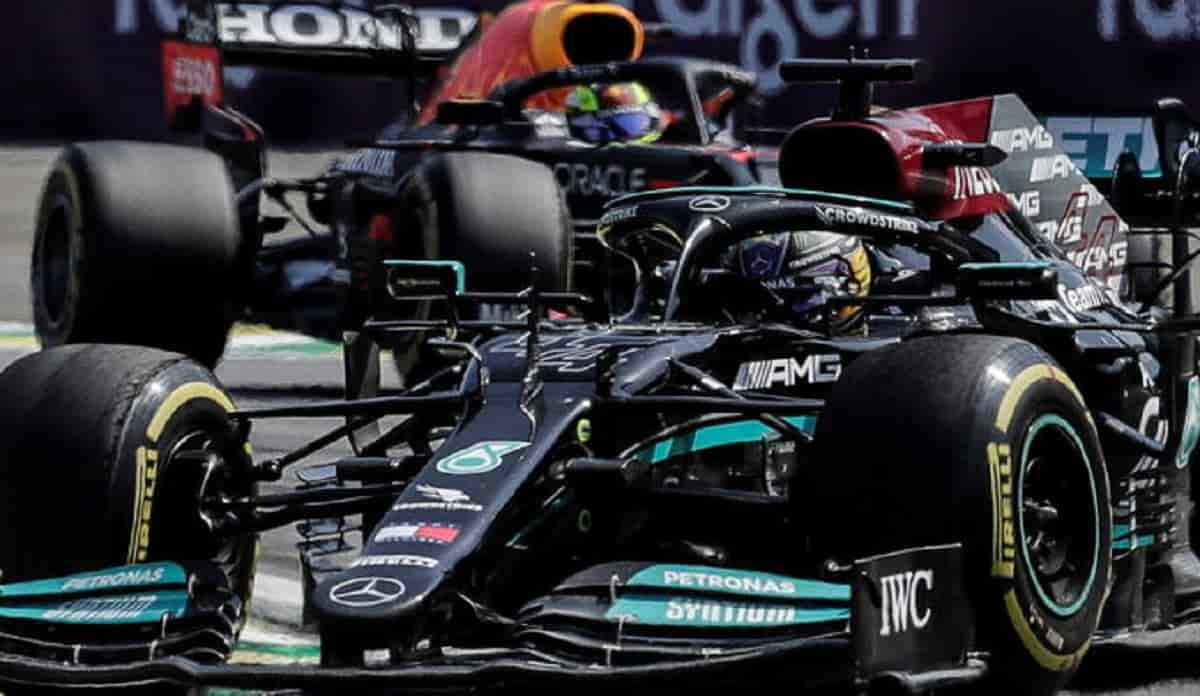 Formula uno, Gp Brasile. Hamilton in versione Senna fa impazzire i brasiliani e tiene aperta la sfida con Verstappen