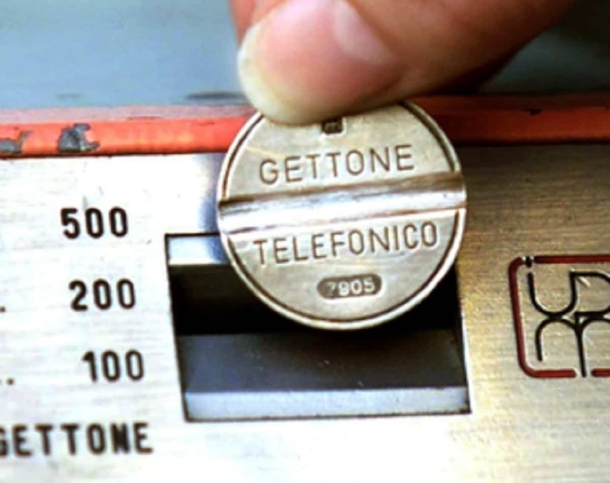 Vecchi gettoni del telefono, alcuni valgono soldi: quanto, quali, i pezzi più preziosi