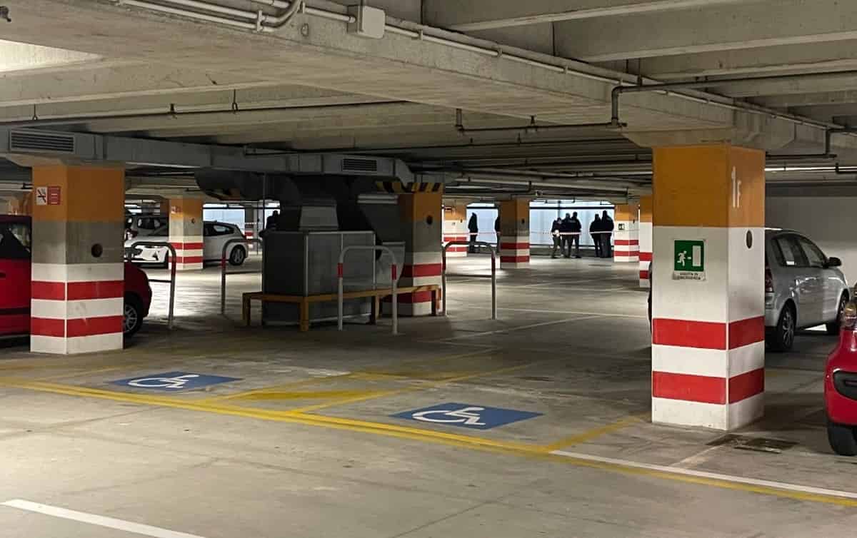 Trieste, cadavere di un uomo di 35 anni trovato nel parcheggio del centro commerciale in via Giulia