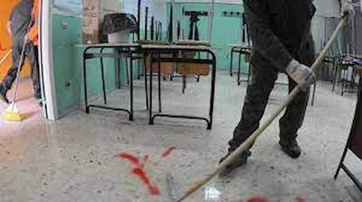 Ravenna, molestie a scuola su due studentesse di 15 e 17 anni: arrestato bidello di 35 anni